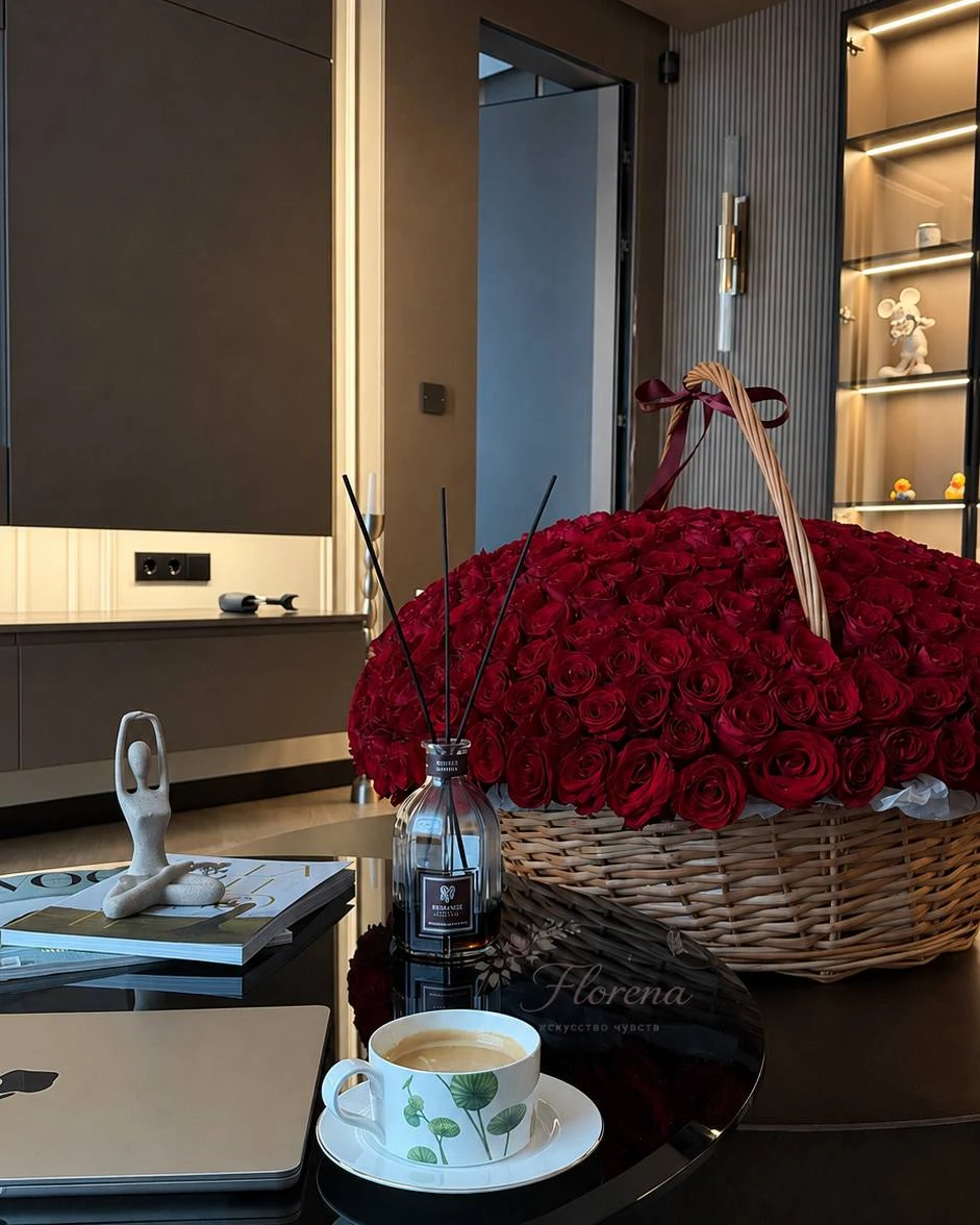 Корзина из 301 красной розы Florena Flowers в интерьере
