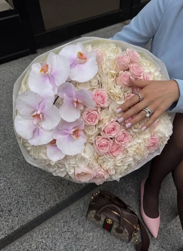 Композиция Florena Flowers: гортензия, розы и орхидеи